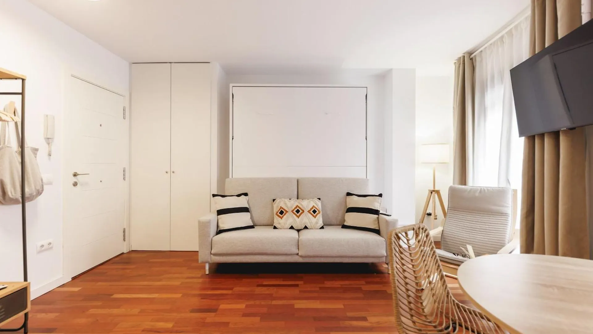 Bravissimo Placa Catalunya Studio, Monthly Apartment Girona Spain