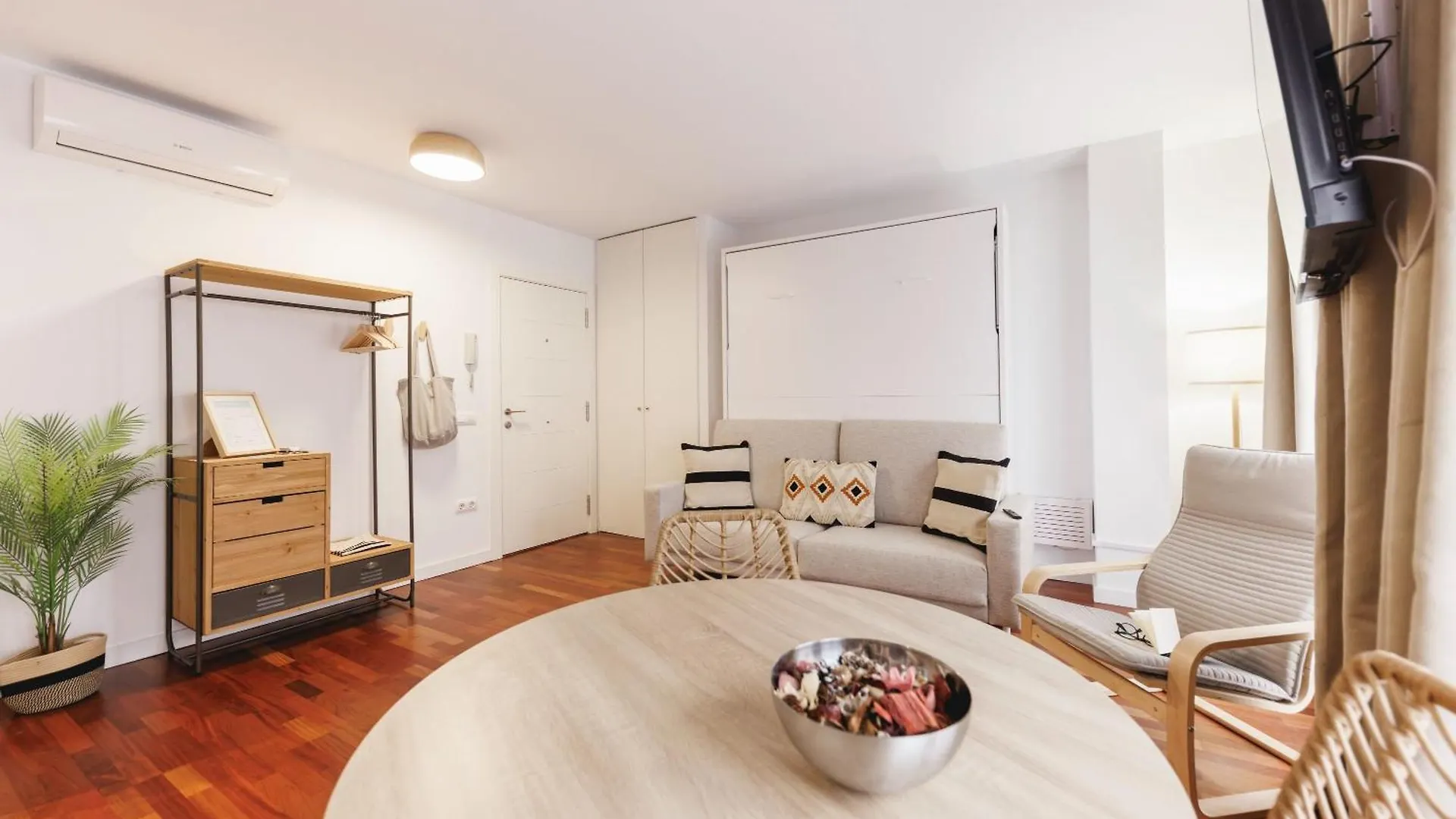 Bravissimo Placa Catalunya Studio, Monthly Apartment Girona